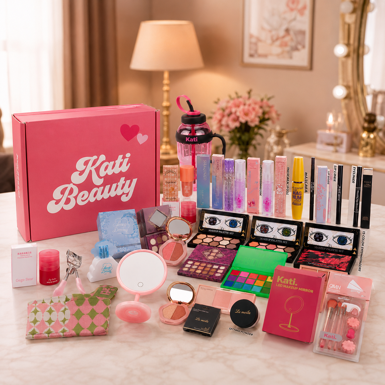 Kit Kati Beauty con sus 30 productos de maquillaje sobre una superficie de mármol